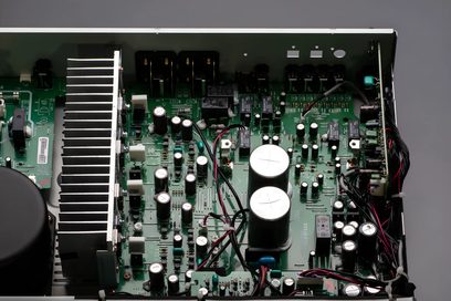 Marantz PM6007 altın gümüş hi-fi stereo amplifikatör, önden iç görünüm, yeşil kart üzerinde elektronik devreler ve bileşenler