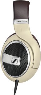 Sennheiser HD 599 åben hovedtelefon i beige og brun, set fra venstre profil, ovale ørepuder med sort gittervæv