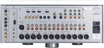 Primare SP32 sort audio-video forforstærker-processor, front med stik og knapper, set forfra