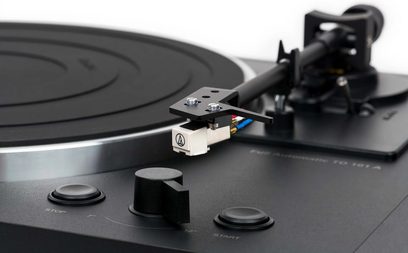 Giradischi hi-fi Thorens TD 101 A nero opaco, vista ravvicinata a 3/4 anteriore destra, braccio di lettura con testina montata