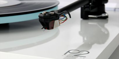 Giradischi Rega Planar 2 + Nd3, vista ravvicinata, braccio nero, testina con fili colorati, piatto con disco in vinile