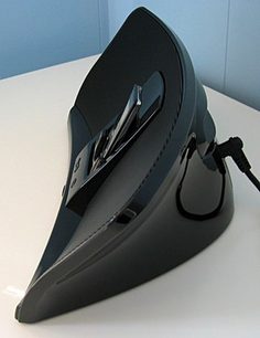 Klipsch Igroove HG2 sort dockingstation, set forfra i nedadgående vinkel, buet form, åbning i midten til enhed