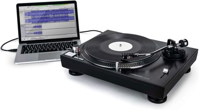 Sort Reloop RP 2000 USB MK2 pladespiller med filt slipmat, tonarm og bærbar computer med lydredaktionssoftware vist