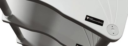 Bassocontinuo Lyra 2.1 gråmetal hi-fi-møbel, nærbillede fra siden der viser de buede ben og logoet på toppen