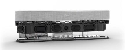 Soundbar Sonos widziany od spodu, 5 głośników, czarna metalowa kratka, złącza z tyłu