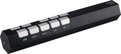 Juodos Nuprime IDA-16 hi-fi stereo stiprintuvo priekio plokštė, iš arti matomi USB, koaksialiniai ir optiniai jungtys