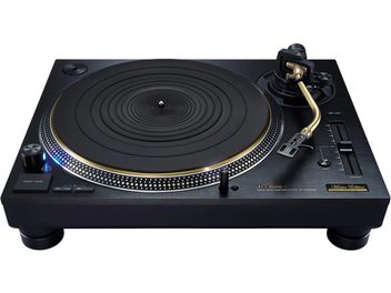Gramofon winylowy Technics SL-1210GMEEK w kolorze czarnym, złote ramię odczytujące w kształcie litery S, widok z góry na talerz i elementy sterujące