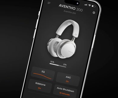 Smartphone en métal et verre à cadre argenté, en biais, écran noir avec appli de casque et image d’un casque blanc