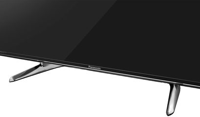 Televisão Panasonic TX-55DX600E, tela plana, vista de perfil, pés de metal, moldura fina preta brilhante