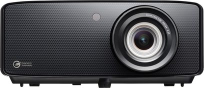 Černý kapesní projektor Optoma Photon Beam PK52, pohled zepředu, velký kruhový objektiv vpravo na texturovaném čelním panelu