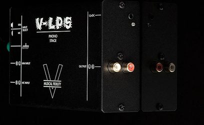 Nærbillede forfra af den sorte Musical Fidelity V-LPS phono-forforstærker med fokus på frontpanelstilslutninger og -indstillinger