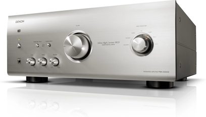 Wzmacniacz hi-fi stereo Denon PMA-2020AE w kolorze srebrnym, widok z przodu, przyciski i gniazda na panelu przednim, napis "Ultra High Current MOS"