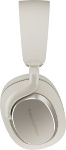 Bej rengi kumaş kaplı, kulaklık kısımları oval ve kapalı, metal plakada "Bowers & Wilkins" yazısı kazınmış, kavisli yaya sahip, yakın çekim yan görüntüsüyle kulak üstü kulaklık