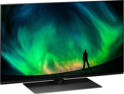 Panasonic TX-42LZ1500E-tv, der viser et grønt nordlys på en stjerneklar nattehimmel med en menneskelig silhuet stående