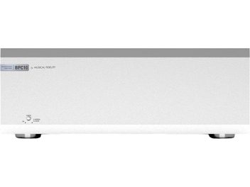 Condicionador de energia BPC 10 Musical Fidelity prateado, vista frontal, caixa retangular, pés circulares, botão e indicadores