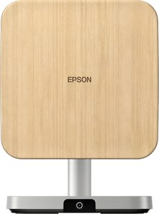 Vidéoprojecteur Epson vue de face, finition effet bois clair avec base argentée et optique centrale noire