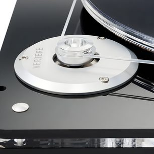 Primo piano vista dall’alto sul giradischi Vertere Acoustics Pack Raw DGX nero, base in acrilico nero lucido, disco motore circolare in alluminio con cinghia trasparente e piatto parzialmente visibile