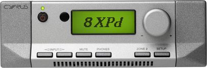 Sølvfarvet Cyrus 8 XPd stereo hi-fi-forstærker, frontpanel, grønt display "8XPd", knapper, hovedtelefonstik, frontvisning