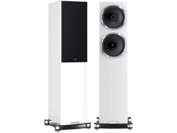 Boxe podea Fyne Audio F502SP, finisaj alb lucios, vedere frontală și laterală, difuzoare negre, picioare metalice argintii
