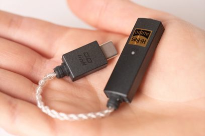 Draagbare audio-converter iFi Audio GO Link zwart, vooraanzicht, aangesloten op een witte gevlochten kabel via USB-C