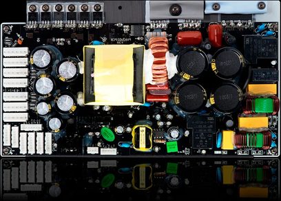 Indvendigt syn af en Emotiva XPA-DR2 Differential Reference effektforstærker, der viser de elektroniske komponenter på printpladen