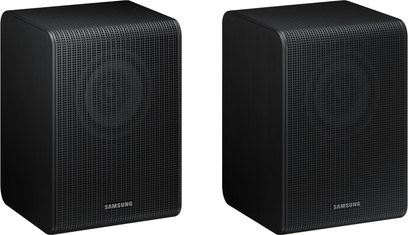 Schwarzes Samsung SWA-9250S Rücklautsprecher-Paar, kompakte rechteckige Gehäuse mit abgerundeten Ecken in gebürsteter Optik, perforierte Metallgitter-Front und dezentem Logo, Dreiviertel-Frontansicht