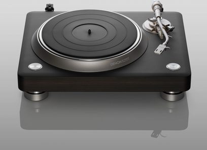 Giradischi Denon DP-3000NE in ebano scuro, vista dall'alto leggermente inclinata, braccio di lettura con testina montata