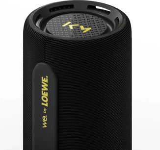 Altoparlante bluetooth portatile Loewe We. HEAR pro nero, formato cilindrico con cinghia laterale e parte superiore traforata