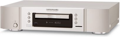 Marantz BD7004 4K Blu-ray-afspiller set forfra, sølvfarvet front, blåt display, sort diskskuffe