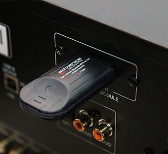 Advance Paris X-FTB01 schwarzer Wireless-Sender, Nahaufnahme von vorne, Modul in Audioanschluss eingesteckt