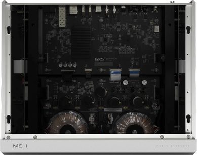 Sidabrinio aliuminio tinklo garso grotuvas Matrix Audio MS‑1, vaizdas iš priekio su atviru korpusu, matoma didelė juoda spausdintinė plokštė, du apsaugoti toroidiniai transformatoriai ir prisukta priekinė panelė su užrašu „MS‑1“
