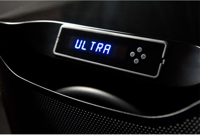 SVS SB16-Ultra sort baskabin, lakeret i sort. Nærbillede af det blå LED-display med "ULTRA" på den blanke sorte frontplade