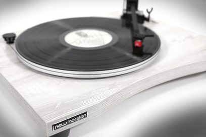 New Horizon 129 witte platenspeler, bovenaanzicht van de matzwarte draaitafel en witte middenlabel