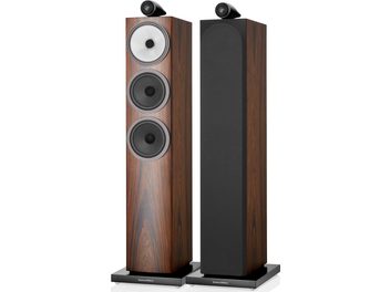 Două boxe coloane Bowers & Wilkins 703 S3 în finisaj maro, vedere frontală, fiecare având trei difuzoare și un tweeter
