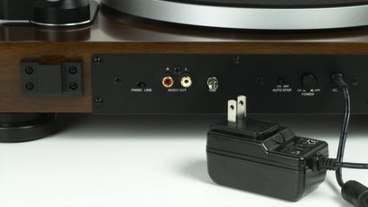 Hi-fi pladespiller Music Hall Classic i valnøddetræ, nærbillede forfra af bagpanelet med tilslutninger og betjeningsknapper