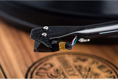 Pro-Ject 2-Xperience SB SGT Pepper pladespiller i valnøddefarvet finish, nærbillede af kulstoftonearmen og -pickuppen