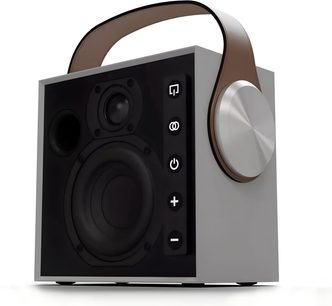 Портативен Bluetooth високоговорител Morel Biggie в бял мат пластик, с черна предна страна, в която са разположени високочестотен и нискочестотен високоговорител, колонка с допирни бутони, голяма странична алуминиева матирана ръчка и извита дръжка от имитация на кафява кожа, преден тричетвъртен изглед