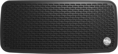 Bluetooth-højttaler Audio Pro P5 sort, set oppefra, sort gitter med mange små runde huller, sølvfarvet logo nederst til højre