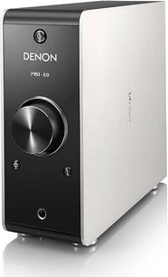 Denon PMA-60 sølvfarvet stereo hi-fi-forstærker, set forfra i perspektiv, sort front, knap og hovedtelefonstik til venstre, hvid kabinet