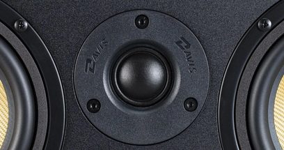 Centrální reproduktor Davis Acoustics Ariane C v černé zrnitě strukturované barvě, detailní záběr, výškový reproduktor s kopulí, basové reproduktory se žlutými tkanými membránami
