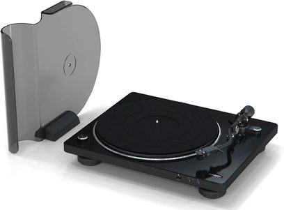 Denon DP-450USB sort hi-fi pladespiller, set forfra og fra siden, lukket pladedæksel, tonearmen hviler på dens holder