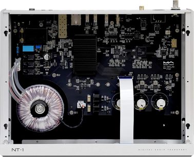 Transport numérique Matrix Audio NT-1 en aluminium argenté, vue intérieure de dessus montrant circuit imprimé noir avec transformateur toroïdal cuivre, large nappe blanche, radiateur noir à ailettes et condensateurs cylindriques