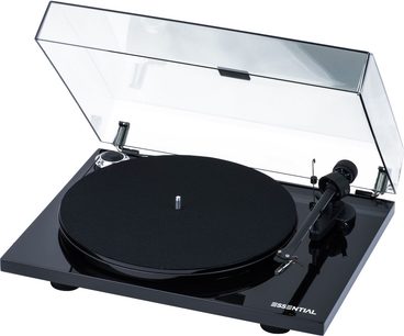 Pro-Ject Essential III sort lakeret pladespiller, set ovenfra i perspektiv, låget åbent, tonearmen synlig