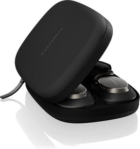 Bowers & Wilkins Px8 S2 hovedtelefoner i sort i et hårdt, sort stofetui med lynlås, trekvartvisning, synlige metalkopper