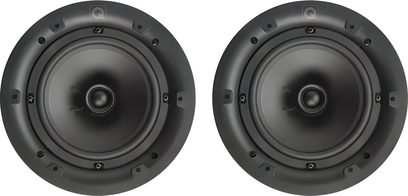 Q Acoustics Qi65S į lubas montuojamų garsiakalbių pora, vaizdas iš priekio, juodi apvalūs plastikiniai korpusai su tamsaus metalo koaksialiniais kūgiais ir integruotomis tvirtinimo kojelėmis