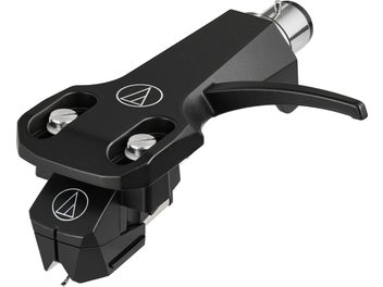 Sort Audio Technica AT-VM95EBK/H phono-pickup på headshell med løftearm, set i trekvart profil