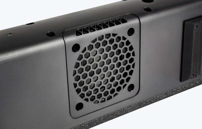 Denon DHT-S217 mørkegrå metalliseret soundbar, nærbillede af den sekskantede gitterdæksel på højre side af enheden