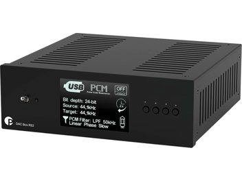 Siyah Pro-Ject DAC Box RS2 DAC ses dönüştürücüsü, üç çeyrek açıdan görünüm, ön yüzde renkli ekran ve kontrol düğmeleri