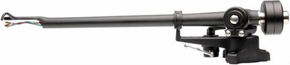 Mat zwarte metalen toonarm met veelkleurige kabels, zichtbare cilindrische contragewicht en draaipunt, zijaanzicht, Transrotor Dark Star Reference RB330