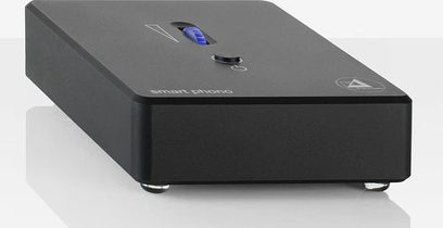 Preamplificatore phono ClearAudio Smart Phono V2 nero visto frontalmente, manopola blu, connettori sul retro
